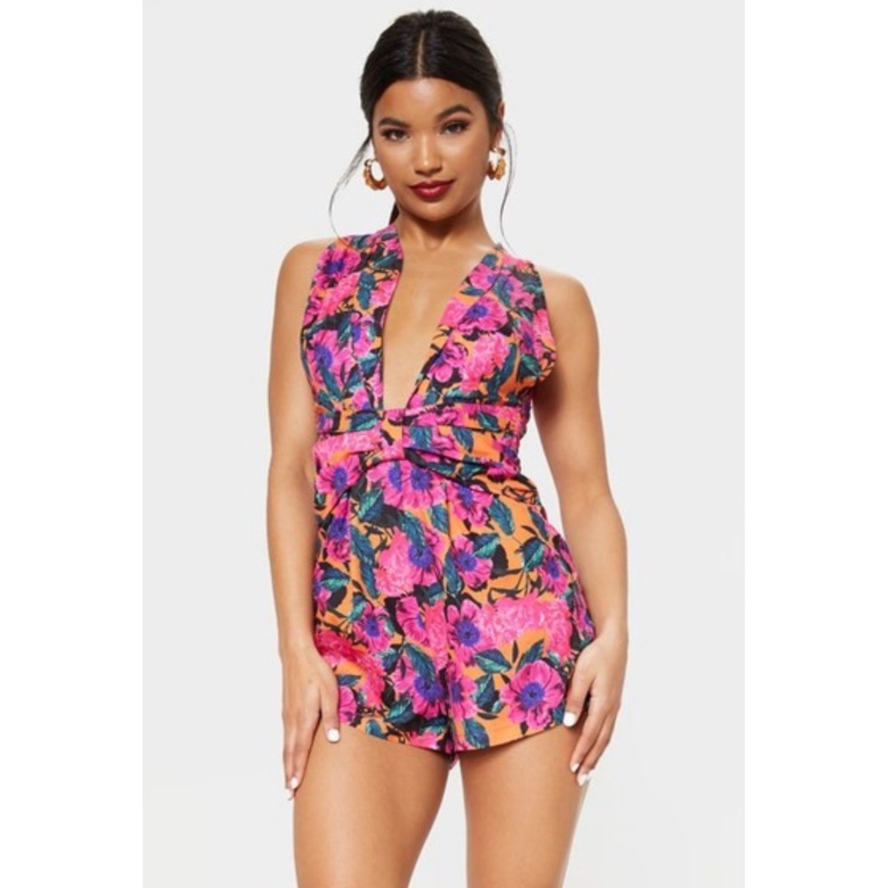 Women's size 8 PRETTY LITTLE THING Gorgeous floral plunge playsuit‎ romper NWT